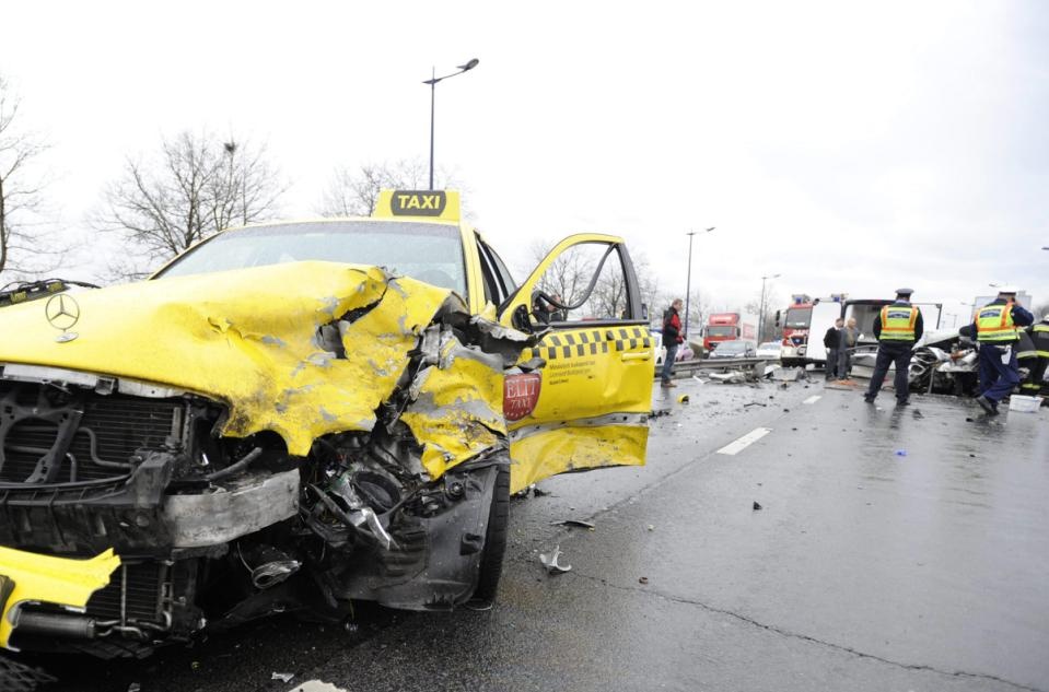 Taxi cho cau thu Hy Lap gay tai nan chet nguoi hinh anh