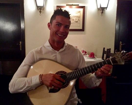 Ronaldo tro tai choi nhac truyen thong Bo Dao Nha hinh anh