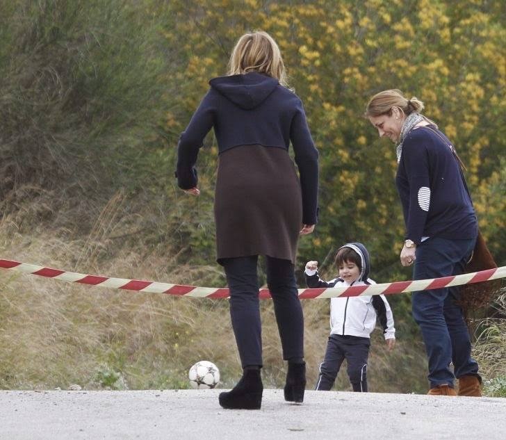 Quy tu nha Pique tro tai choi bong da hinh anh