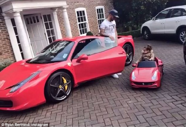 Ryan Bertrand khoe xe Ferrari doi cung con gai hinh anh