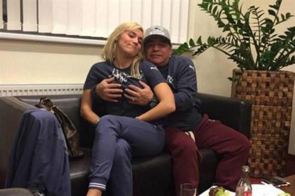 Theo chan sao 7/4: Maradona gay soc voi anh sam so bo tre hinh anh