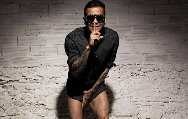 Theo chan sao 10/4: Dani Alves tinh nghich voi mot giau quan hinh anh