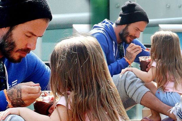 David Beckham an can cham soc Harper tren pho hinh anh