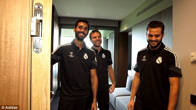 Tham quan phong ngu cua Ronaldo, Bale o Real hinh anh