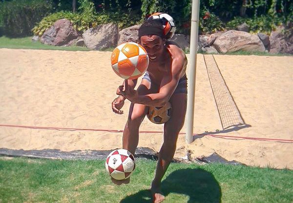 Theo chan sao 16/4: Ronaldinho tro tai tang bong hinh anh