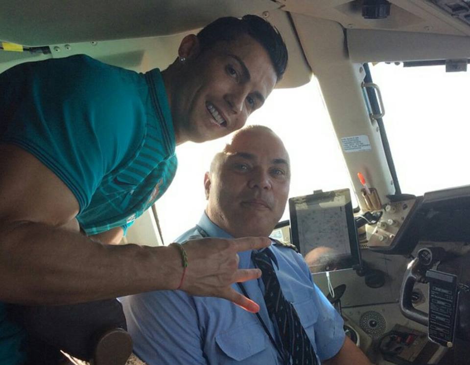 Theo chan sao 18/4: CR7 nhi nhanh chup anh cung co truong hinh anh