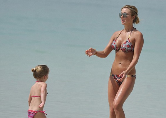 Theo chan sao 20/4: Ba xa Gerrard khoe duong cong tren bien hinh anh