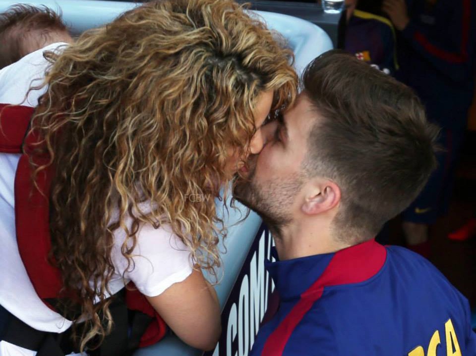 Shakira vua be con vua 'khoa moi' Pique truoc tran dau hinh anh