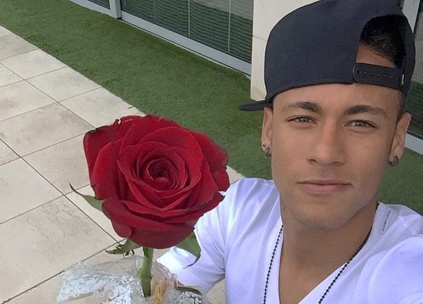 Theo chan sao 24/4: Neymar to tinh tren Facebook hinh anh
