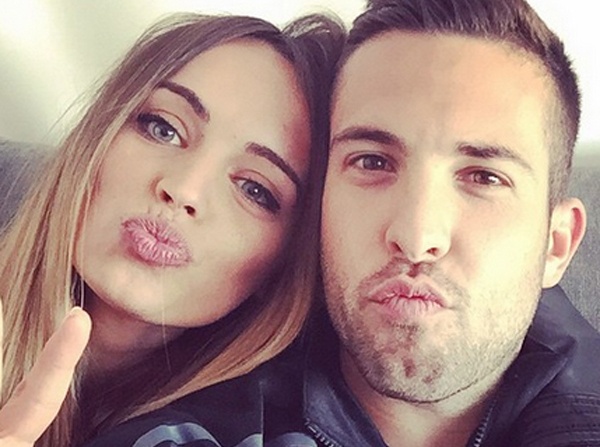 Jordi Alba hen ho nu sinh du lich hinh anh