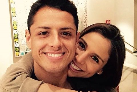 Theo chan sao: Chicharito khoe anh hanh phuc ben ban gai hinh anh