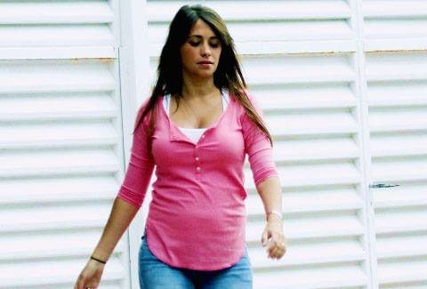 Theo chan sao: Ban gai Messi bung bau xuong pho hinh anh