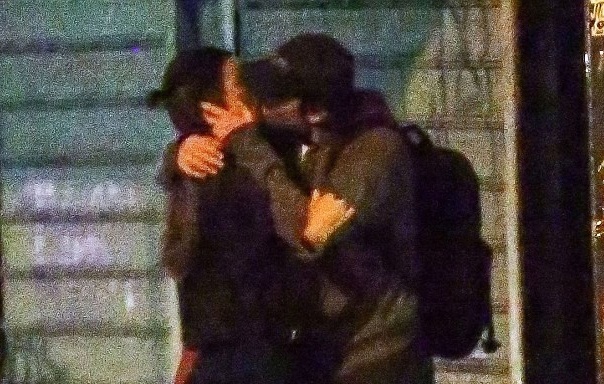 Theo chan sao: Bo cu CR7 hon Bradley Cooper tren pho hinh anh