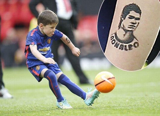 Theo chan sao: Con trai Rooney xam gia hinh Ronaldo tren tay hinh anh
