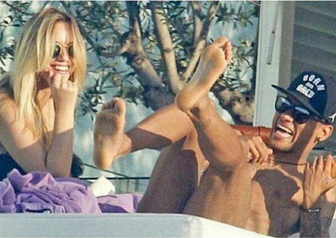 Theo chan sao: Neymar vui dua ben bong hong la hinh anh