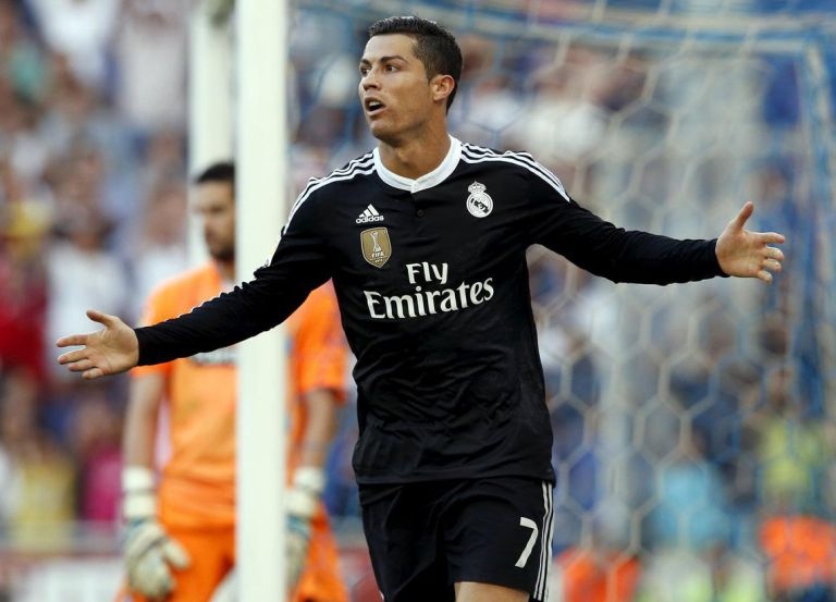 Cristiano Ronaldo vuong nghi an tron thue giong Lionel Messi hinh anh