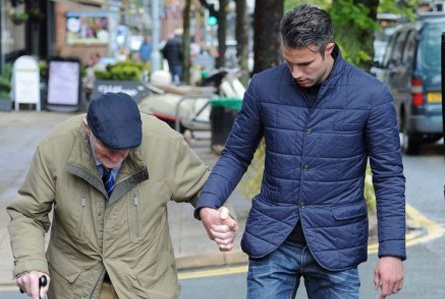 Theo chan sao: Van Persie an can cham soc ong ngoai hinh anh