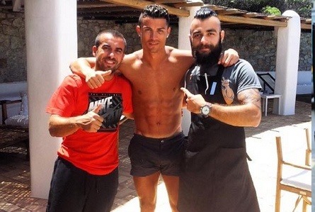 Theo chan sao: Ronaldo coi tran chup anh cung fan hinh anh