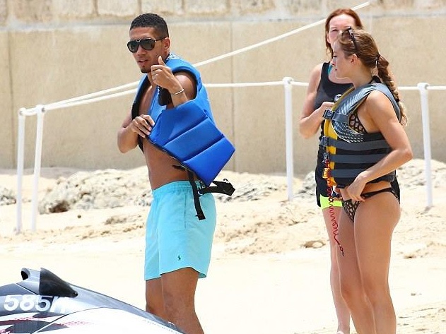 Theo chan sao: Smalling nghi he ben nguoi dep hinh anh