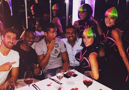 Theo chan sao: Ronaldo dua gion voi chan dai tai hop dem hinh anh