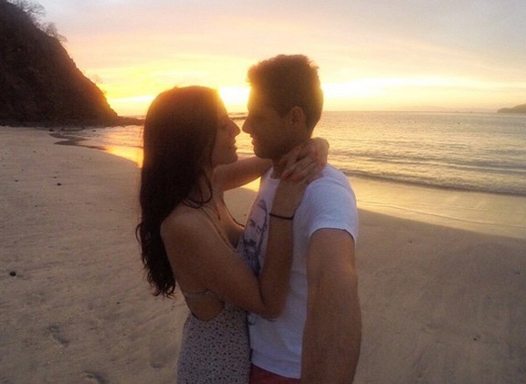 Theo chan sao: Chicharito hon ban gai tren bien hinh anh