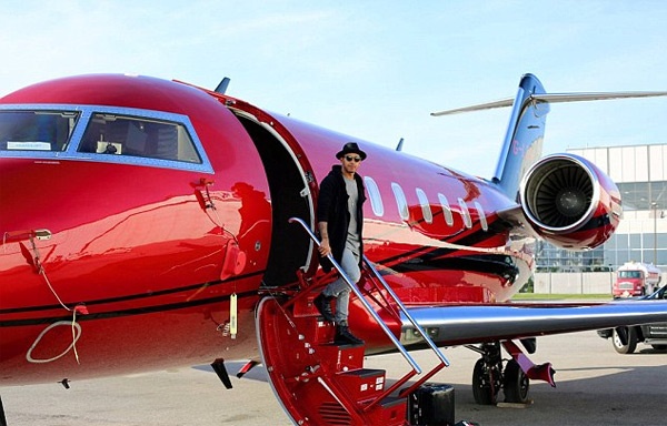 Theo chan sao: Hamilton choi troi voi phi co mau do hinh anh