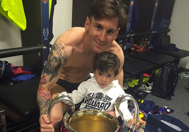 Messi an mung voi con trai, Pique hut xi ga o phong thay do hinh anh