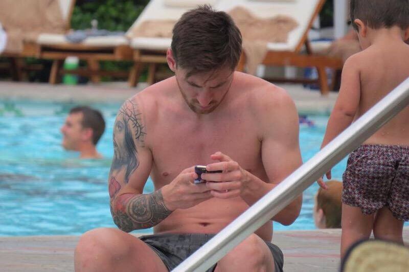 Theo chan sao: Messi khoe hinh xam tai be boi hinh anh