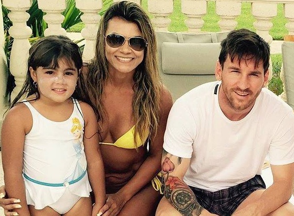 Theo chan sao: Messi chup anh cung bong hong la tai be boi hinh anh