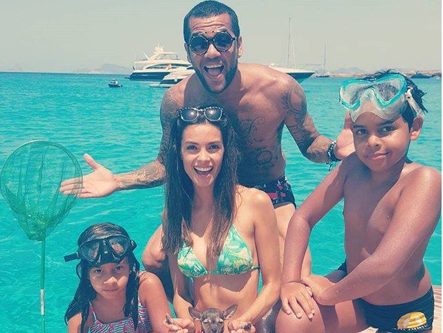 Theo chan sao: Dani Alves dua bo moi du hy tai Formentera hinh anh