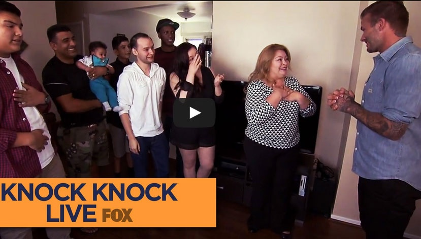 Beckham tang 7 iPhone va 100.000 USD cho fan ngheo hinh anh