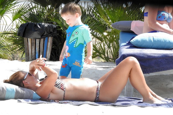 Theo chan sao: Vo Rooney dien bikini khoe bung bau hinh anh