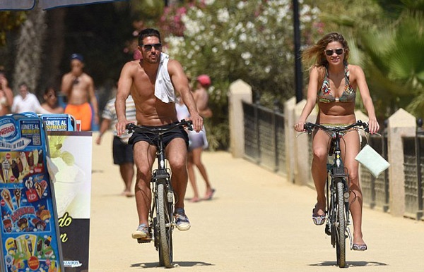 Theo chan sao: HLV Simeone vui ve ben ban gai kem 18 tuoi hinh anh