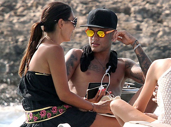 Theo chan sao: Neymar lai vui ve ben nguoi dep moi hinh anh