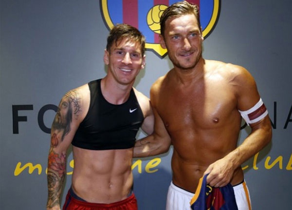 Theo chan sao: Messi do bung 6 mui cung Totti hinh anh