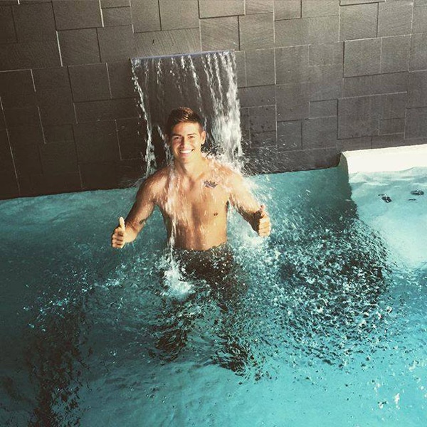 Theo chan sao:  Ronaldo nhi nhanh chup hinh selfie hinh anh