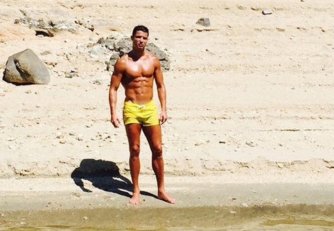 Theo chan sao: CR7 khoe bung 6 mui tren bien hinh anh