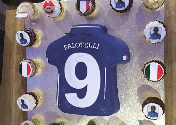 Theo chan sao: Banh sinh nhat doc cua Balotelli hinh anh