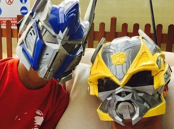 Theo chan sao: CR7 deo mat na sieu nhan choi dua cung con hinh anh