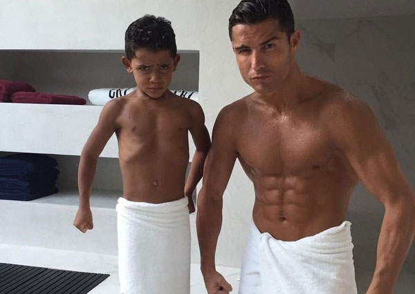 Theo chan sao: CR7 minh tran do co bap cung con trai hinh anh