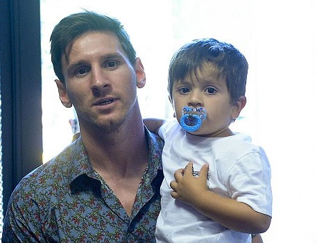 Theo chan sao: Messi chia tay Pedro hinh anh