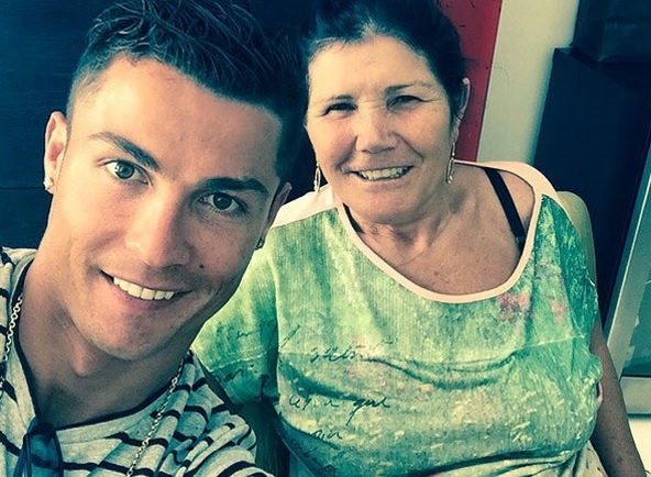 Theo chan sao: Ronaldo khoe anh ve nha an toi cung me hinh anh