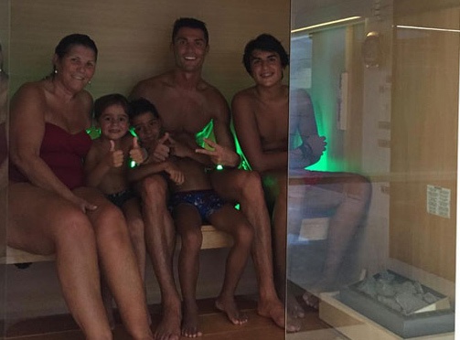 Theo chan sao: Ronaldo tam xong hoi cung gia dinh hinh anh