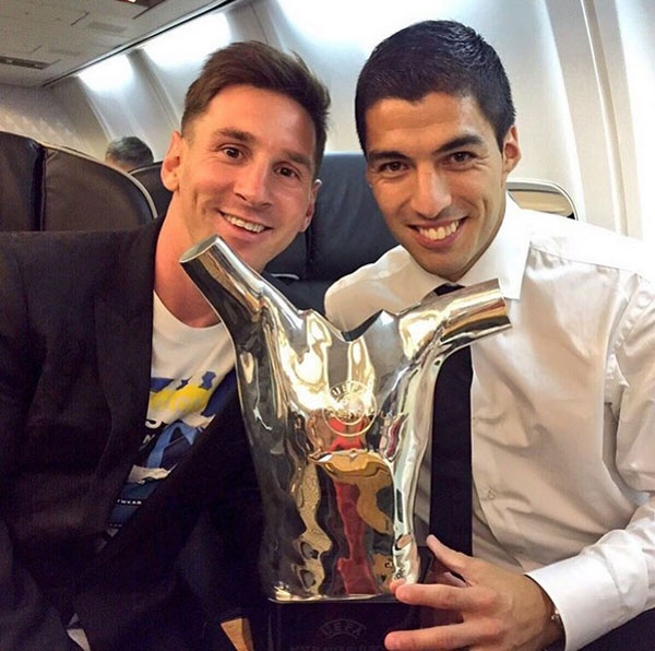 Theo chan sao: Suarez chuc mung Messi nhan giai thuong lon hinh anh