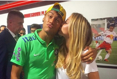 Neymar hen ho em gai tay vot Bouchard hinh anh