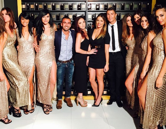 Dan mau chan dai vay quanh Ronaldo hinh anh