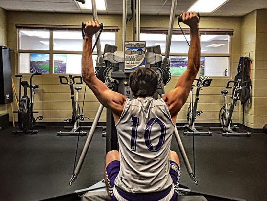 Theo chan sao: Kaka khoe co bap trong phong tap gym hinh anh