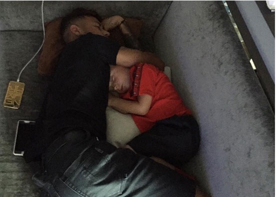Theo chan sao: Neymar om con trai ngu ngon tren ghe hinh anh