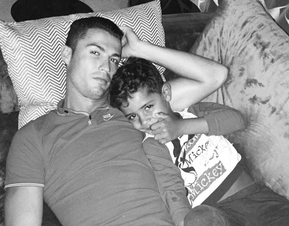 Theo chan sao: Ronaldo ranh roi xem tivi cung con trai hinh anh