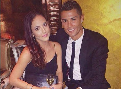 Theo chan sao: Ronaldo tinh tu ben bong hong la hinh anh